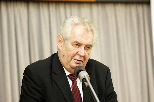 Přemýšlejte vlastní hlavou, poradil Zeman lidem při setkání v blanenském kině