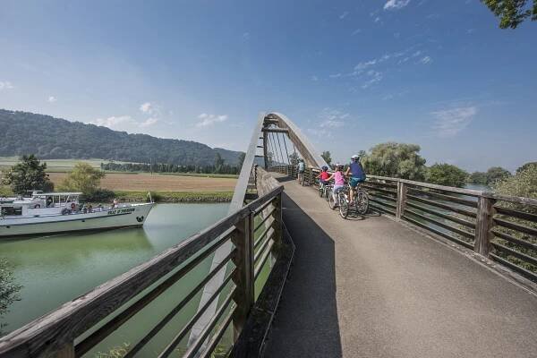 Die Velotour führt mehrmals über Brücken.