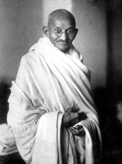 Indiens Unabhängigkeit: Gewaltlos streitet Mahatma Gandhi für die Unabhängigkeit Indiens. Sein halbnackter, in Baumwolle gehüllter Körper wird zur Ikone