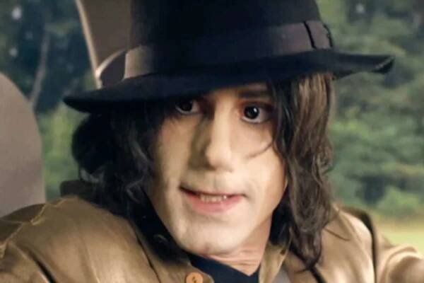 Joseph Fiennes as Michael Jackson in 'Urban Myths'