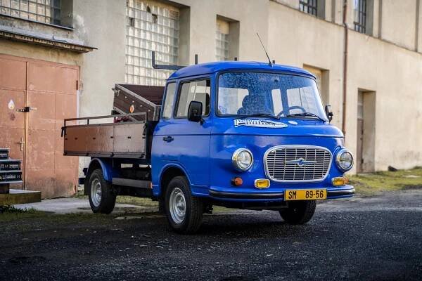 Auta, která budovala komunismus i kapitalismus. Porovnání vozů Barkas B1000 a dvanácettrojky
