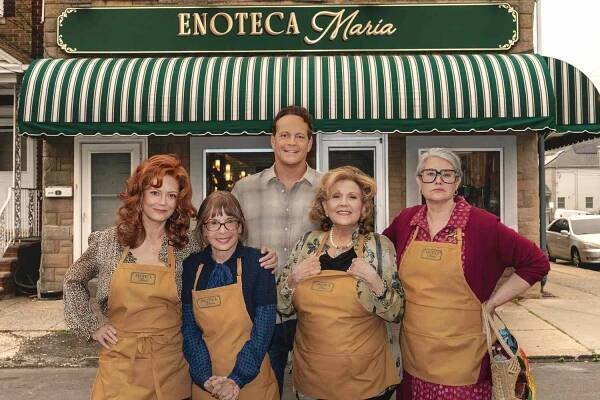 Susan Sarandon as Gia, Talia Shire as Teresa, Vince Vaughn as Joe Scaravella, Brenda Vaccaro as Antonella and Lorraine Bracco as Roberta in Nonnas.