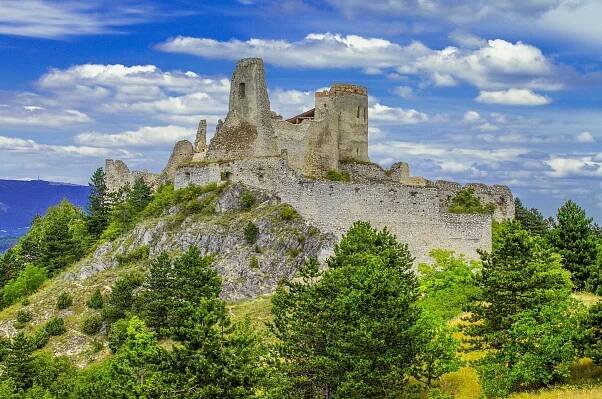 Tento hrad nedaleko Česka přitahuje turisty. Krvavá historie a vraždy. Troufnete si? - MotorGuru.cz