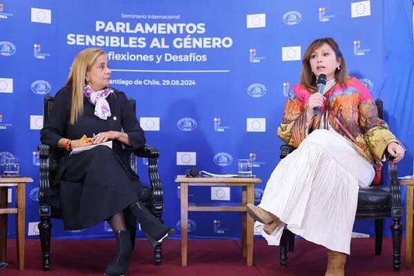 María del Carmen Silva, Senadora Española y Loreto Carvajal, Presidenta de la Comisión de Mujer y Equidad de Género del Senado Chileno.