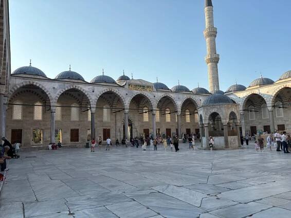 V Istanbulu narazíte na mešitu prakticky na každém kroku. Nejznámější je Modrá mešita a Hagia Sofia - Dřevostavitel.cz