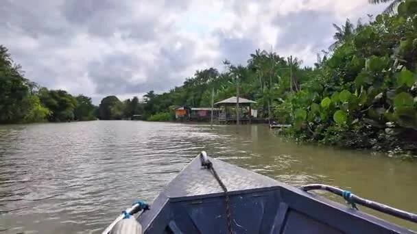 Prohlídka říčního člunu na řece Guama v Belem do Para, městě na severu Brazílie. Naturalistická zelená oblast u amazonského lesa. — Stock záběr