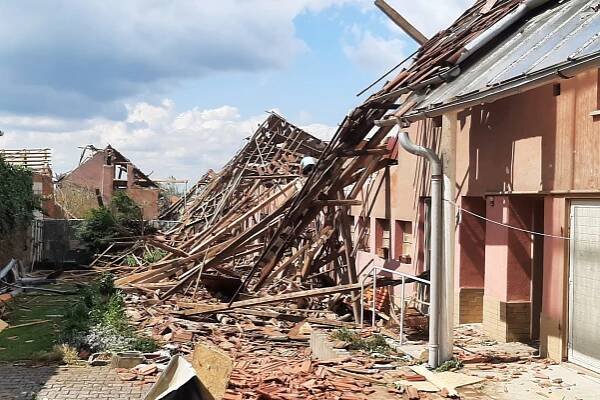Apokalypsa na jihu Moravy. Vzduchem létala auta, psi i kontejnery - ZLIN.CZ