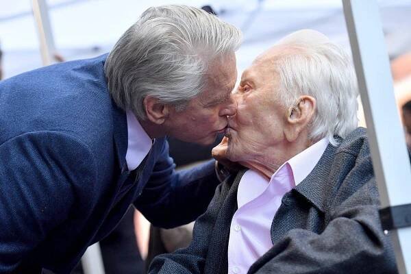 Michael Douglas odkryl hvězdu na chodníku slávy. Přišla ho podpořit rodina včetně otce Kirka (101)