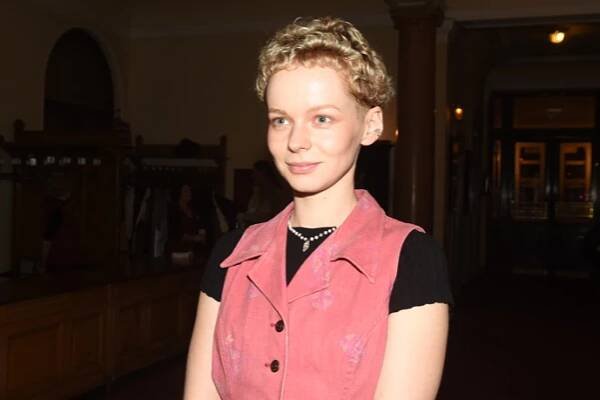 Anna Kameníková v roce 2022 s roztomilými kudrlinkami.