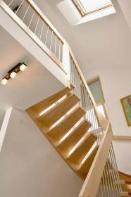 V rodinných domech je minimální podchodná výška stanovena na 210 cm. U schodišť přes jedno patro to znamená nechat v desce dostatečně velký otvor.