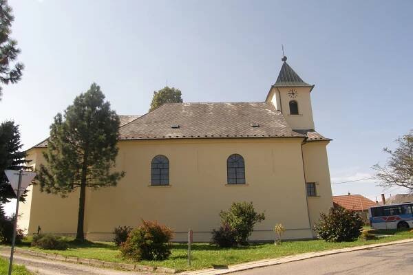 Soubor:Kostel Povyseni svateho Krize (Benešov, Blansko District) 3.jpg