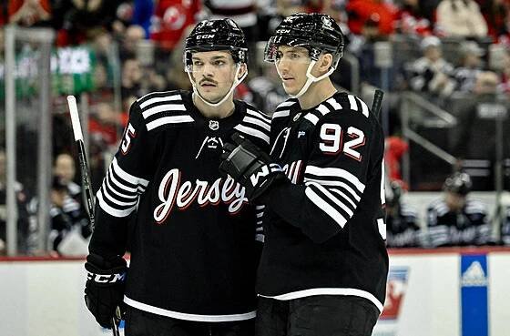 Fotogalerie: Tomáš Nosek (vlevo) přihlíží, jak jeho spoluhráč Brendan Smith z New Jersey...