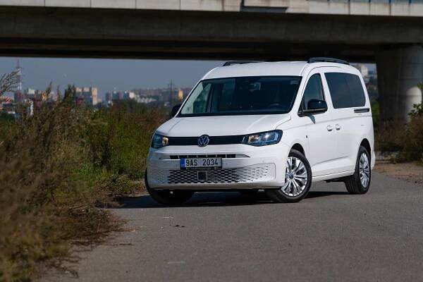 Nafta s manuálem, sedm míst a obrovský kufr: Schopného všeuměla VW Caddy Maxi sráží cena