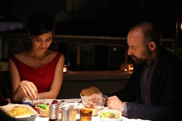 İstanbul Kırmızısı - Z filmu - Tuba Büyüküstün, Halit Ergenç