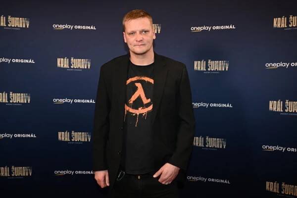 FOTO: Na slavnostní premiéru vyvrcholení ságy Král Šumavy: Agent chodec dorazil herec Jan Jankovský. – stránka 1