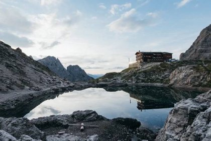Lakeside Cabins: 10 Mountain Huts by the Lake.