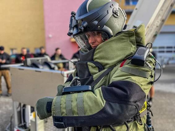 Pyrotechnici a hasiči cvičili s výškovou technikou | hasici.cz 