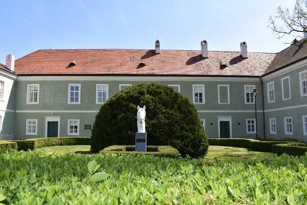Zámek Kladruby nad Labem | Hrady a zámky | Stezka hradů a zámků
