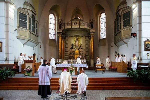 Biskup Tomáš Holub sloužil mši svatou na svátek Těla a Krve Páně - Diecéze plzeňská 