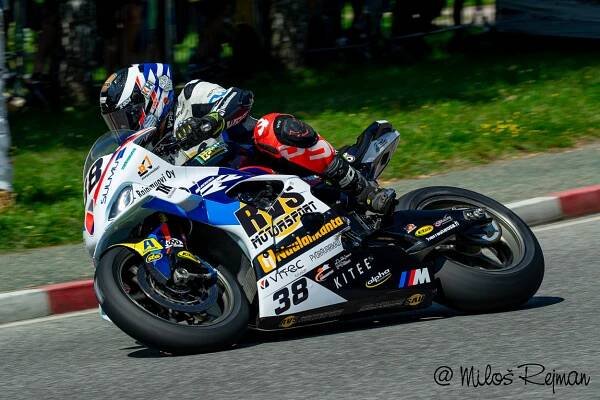 Česká Tourist Trophy: skvělou podívanou ozdobily traťové rekordy | Motorkáři.cz