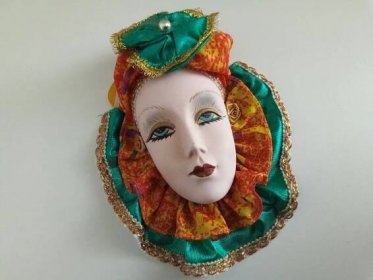 PANENKA - keramická MASKA ručně MALOVANÁ krásný OBLIČEJ zelený klobouk