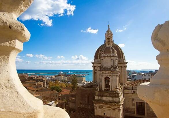 catania, sicílie: panorama starého města s katedrální kopulí a mořem - catania - stock snímky, obrázky a fotky