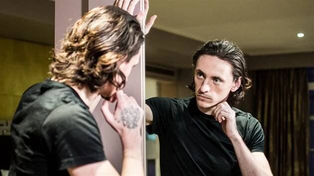 Sergej Polunin ještě s vytetovanou hlavou ruského prezidenta na hrudi.