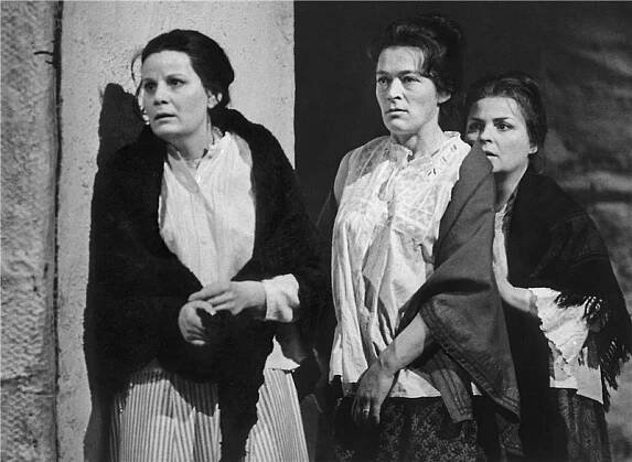 Dům doni Bernardy - 04.03.1967, Nina Jiránková, Luba Skořepová, Naděžda Gajerová Foto: Jaromír Svoboda
