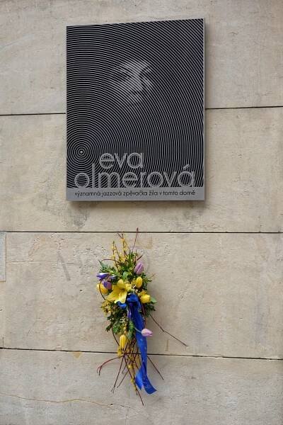Soubor:Eva Olmerova memorial plaque (1494).jpg