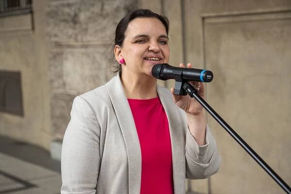 Filozofická fakulta UK odhalila pamětní desku profesorky Růženy Vackové | Filozofická fakulta Univerzity Karlovy