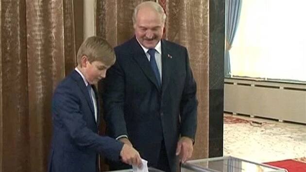Lukašenko si vychovává následníka, levobočka Kolju vozí po světě - iDNES.cz