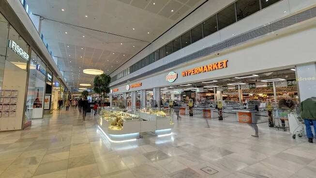 Blízko vchodu je hypermarket Globus