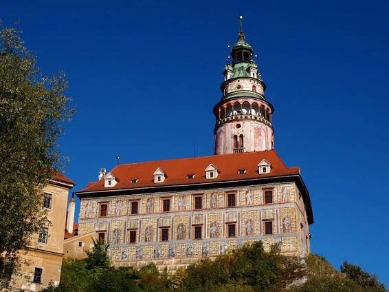 Soubor:Český Krumlov, zámek s věží.jpg – Wikipedie