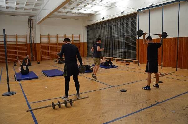 Dostaňte se do formy na funkčním tréninku CrossFit: 1 vstup nebo permice