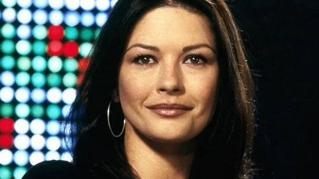 Catherine Zeta-Jonesová ve filmu Zlatíčka pro každého (2001)
