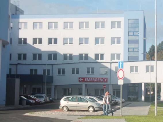 Lidé vzali novou nemocnici v Klatovech útokem