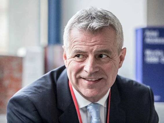 MLUVIT S LIDMI. Petr Kolář je přesvědčen, že politici musejí chodit za lidmi a mluvit s nimi. A nedělat jiné věci, než které hlásají na schůzích nebo v televizi.