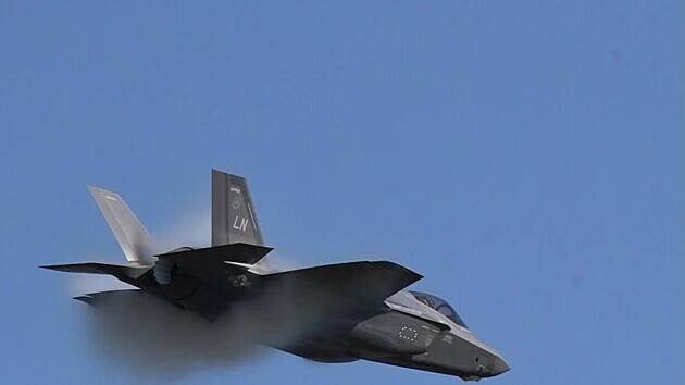 F-35 Lightning II při dynamické ukázce. Letoun umožňuje pilotům prvky vysoké pilotáže. Maximální rychlost je Mach 1,6.