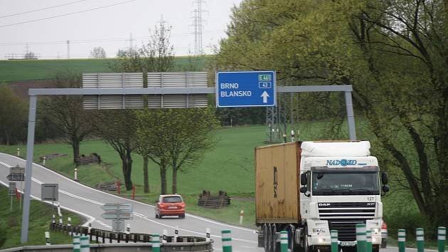 Konec vážným nehodám. Na I/43 u Sebranic v létě začne stavba okružní křižovatky