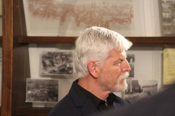 Prezident Pavel v Hodoníně. Muzeum mu věnovalo vzácnou medaili s Masarykem