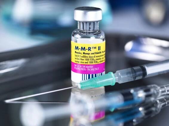 Vakcína MMR chrání proti třem virovým onemocněním: spalničkám, příušnicím a zarděnkám. USA se podařilo eliminovat spalničky až poté, co se vakcína stala dostupnější, zavedly se požadavky na očkování ve školách a změnilo se její doporučení z jedné na dvě dávky.