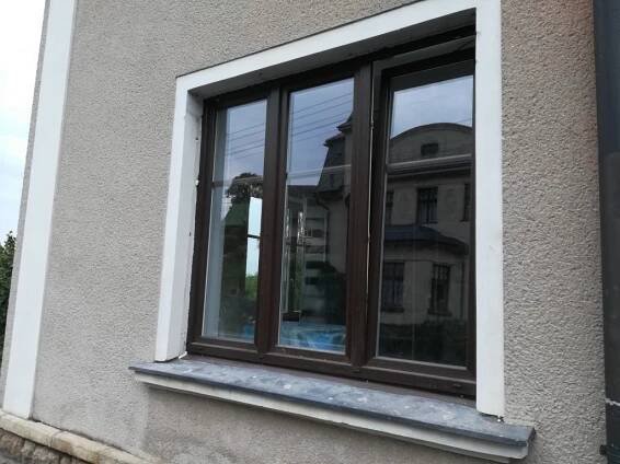 Okna a dveře v budově pošty - Oficiální stránky městyse Zásada