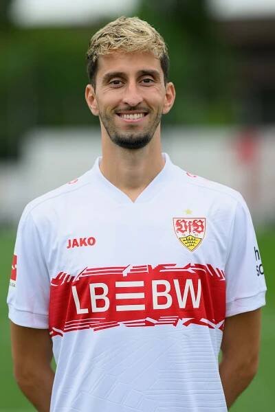 Atakan Karazor posiert im neuen VfB-Trikot