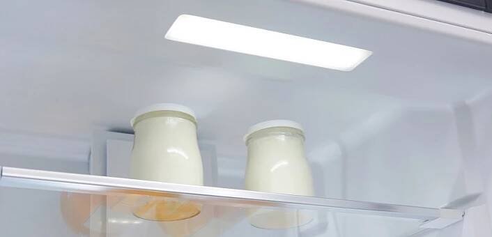 Vestavná lednice s mrazákem Gorenje RBI418EE0, LED pás na boku