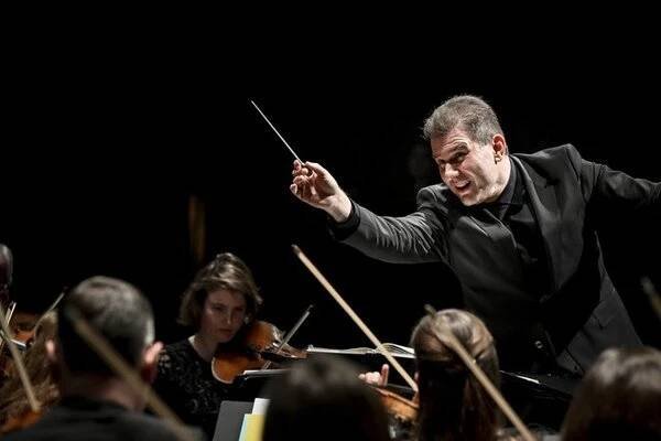 Dirigent Tomáš Hanus povede Pražské symfoniky v hudbě  Richarda Wagnera, Carla Marii von Webera a Roberta Schumanna