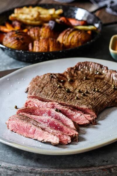 Flank steak s omáčkou zo zeleného korenia a pečenou zeleninou s korením Ras el Hanout - recept od Coolinári | food blog