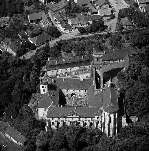 Černé Budy, letecký pohled na klášter od východu. Foto Eugen Vasiliak, 60. léta 20. století.
