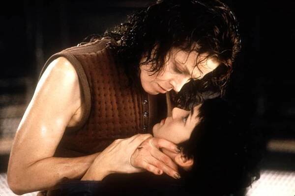 Winona Ryder and Sigourney Weaver in Vetřelec: Vzkříšení (1997)
