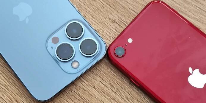 Srovnání foťáků iPhone 13 Pro vs. iPhone SE (2022). Vyrovnaný souboj rozhodnou noční fotky