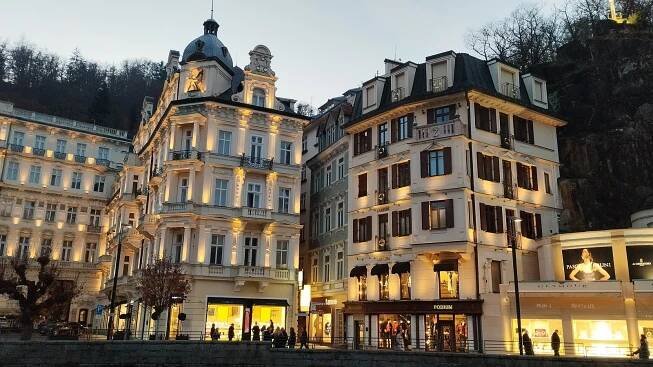 Když se Karlovy Vary rozsvítí. Pastva pro oči, slast pro duši